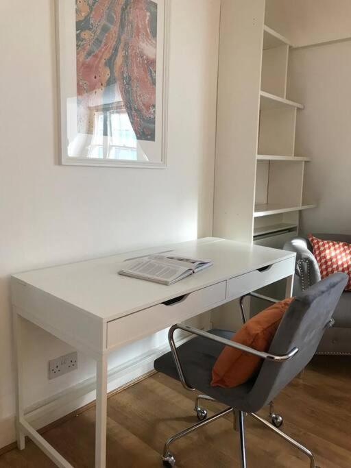 Authentic 3 Bed Historic House Soho, Londra