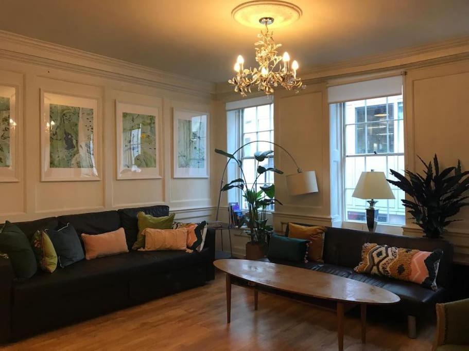 Authentic 3 Bed Historic House Soho, * Londra